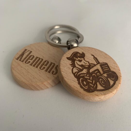 Individuelle Schlüsselanhänger aus Holz mit Wunschgravur