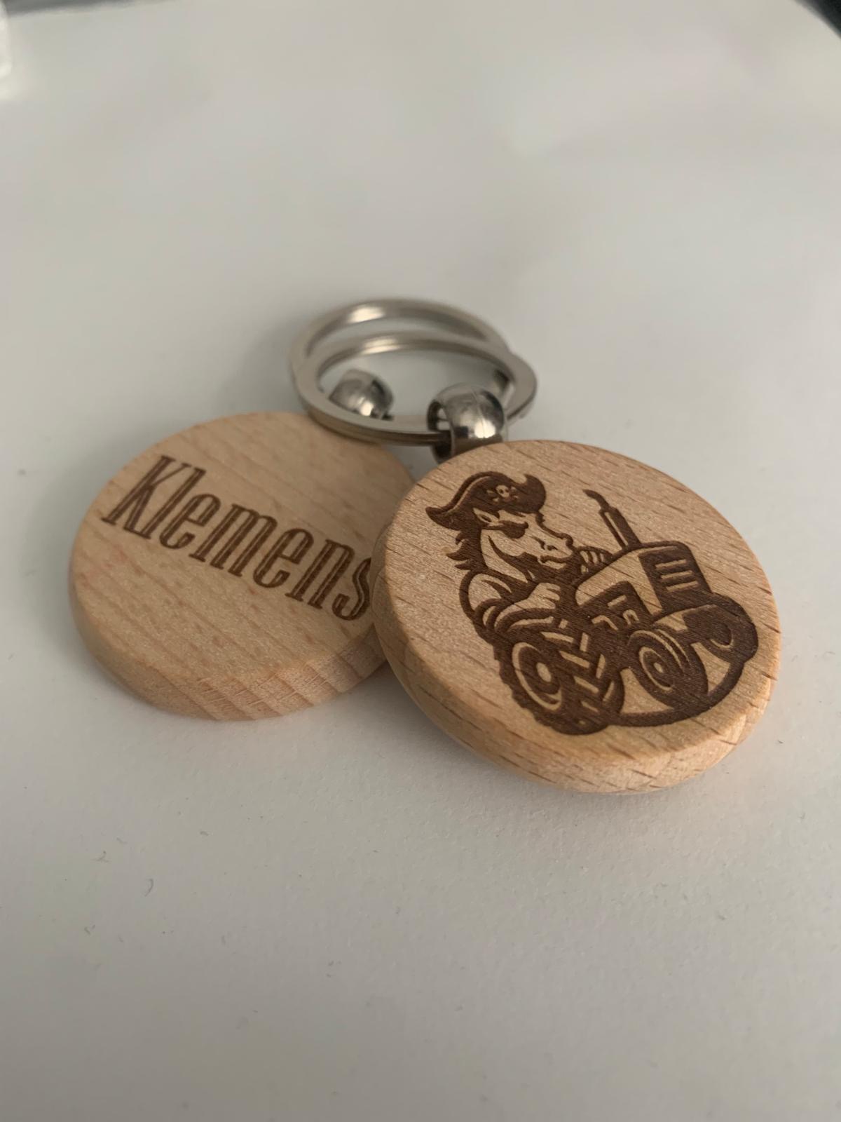 Individuelle Schlüsselanhänger aus Holz mit Wunschgravur